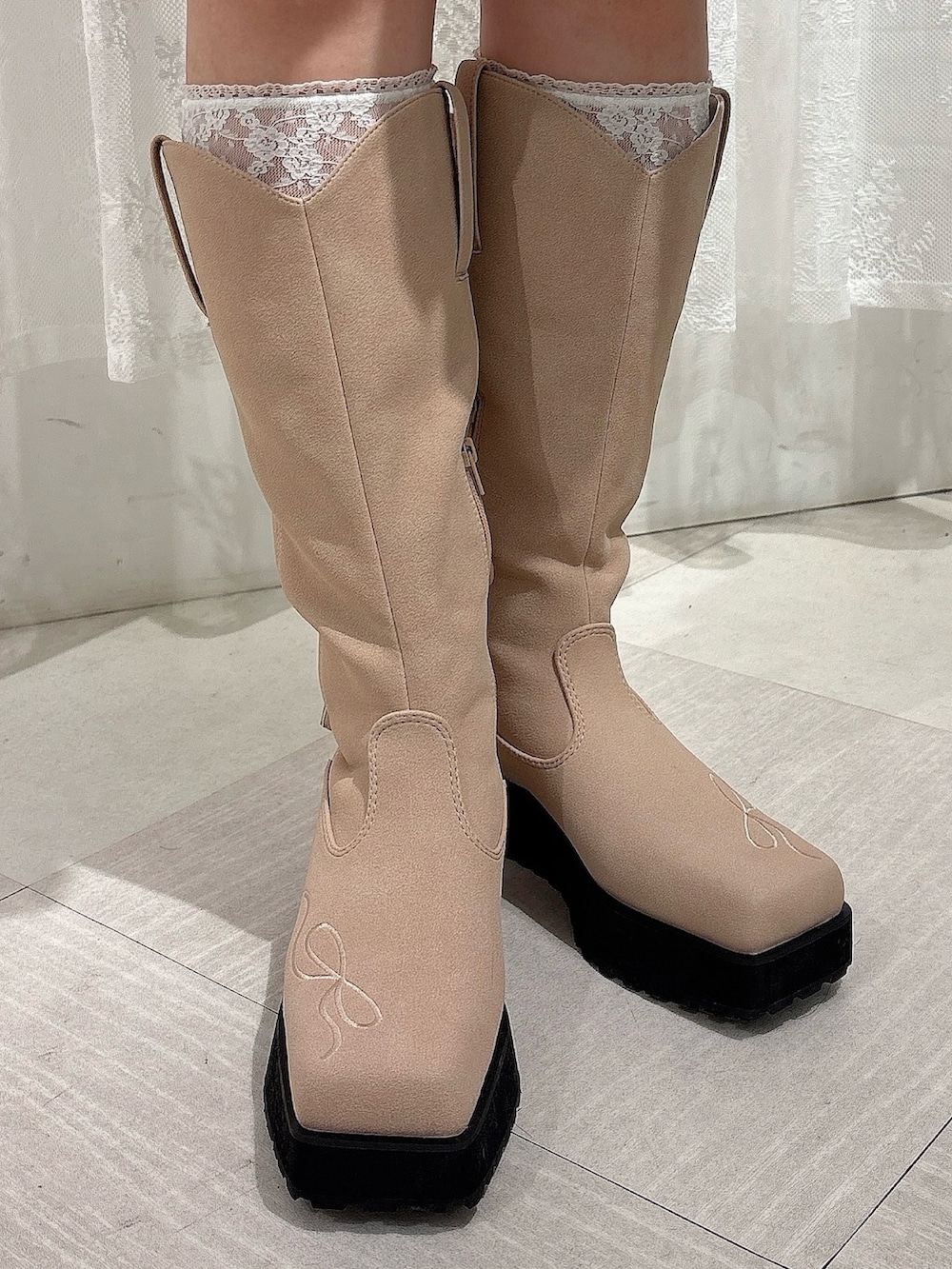 ブルー系のワンピース、ホワイト系のショルダーバッグ、ピンク系のブーツを着用したレディースの春コーディネートの7枚目の写真