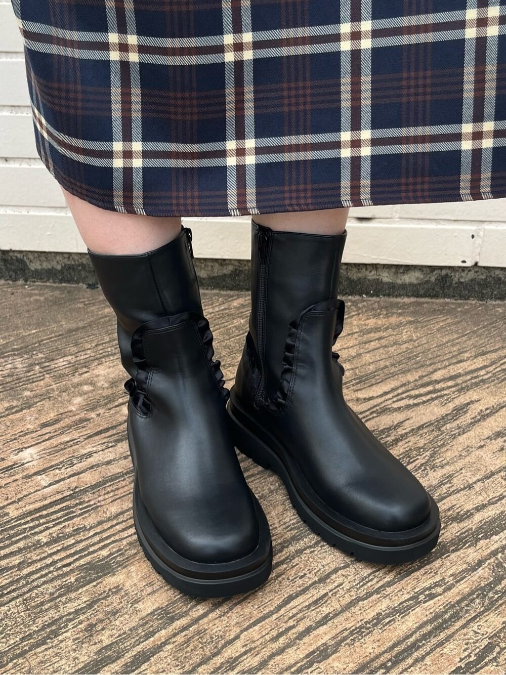 ブルー系のワンピース、ブラック系のブーツ、グリーン系のニット/セーターを着用したレディースの秋コーディネートの3枚目の写真