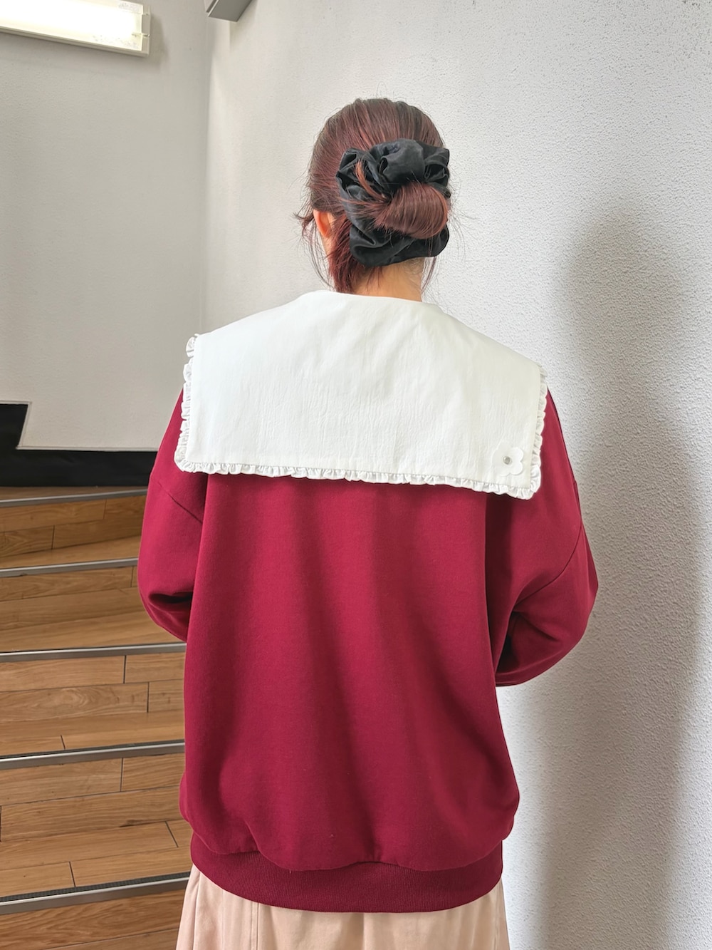 レッド系のスウェット、ホワイト系のシャツ/ブラウス、ピンク系のスカートを着用したレディースの夏コーディネートの4枚目の写真