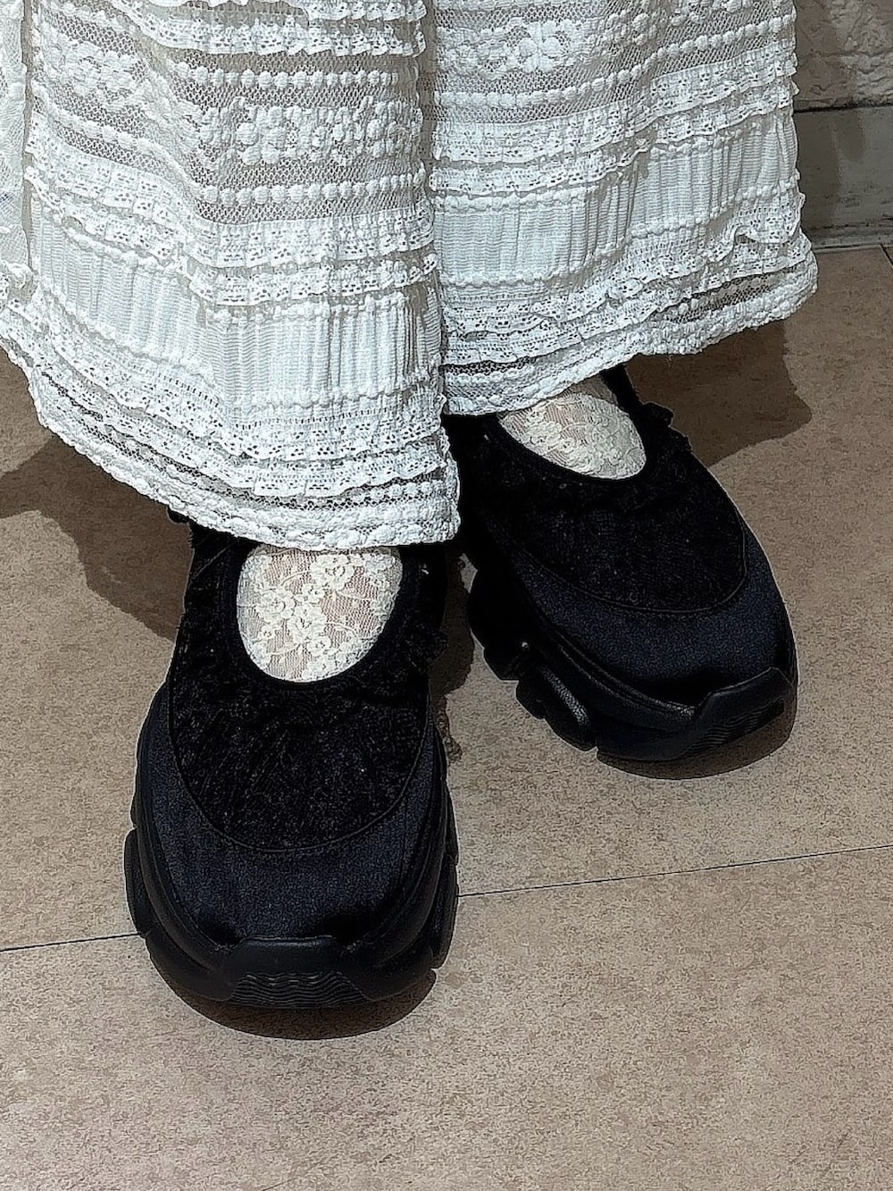 ピンク系のブルゾン、ホワイト系のその他パンツ、ブラック系のスニーカーを着用したレディースの春コーディネートの6枚目の写真