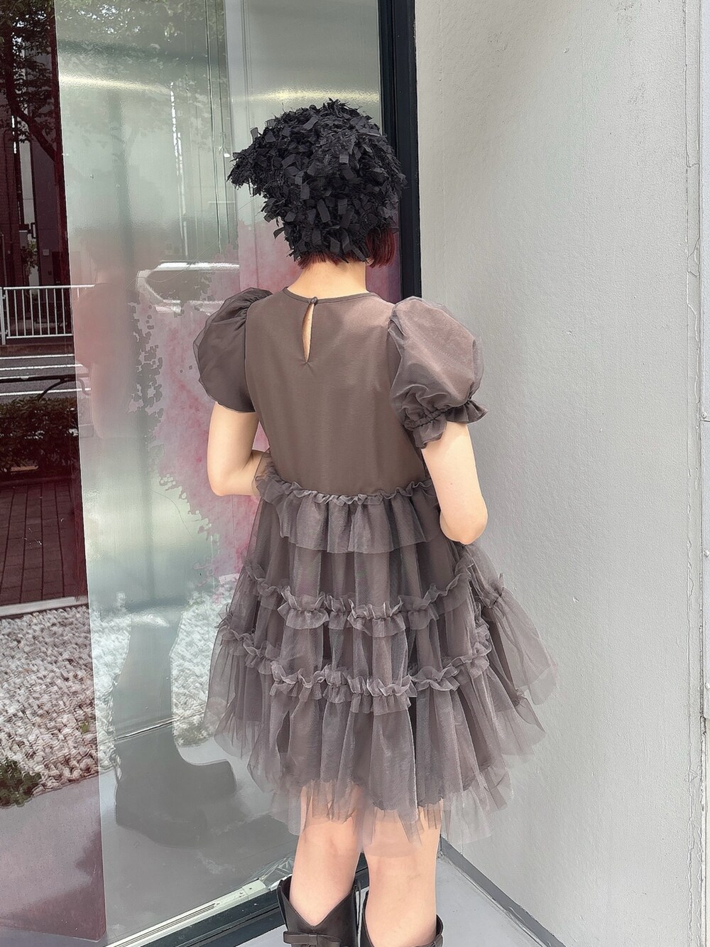 ブラウン系のワンピース、ブラウン系のブーツ、ブラック系のレギンス/スパッツを着用したレディースの夏コーディネートの4枚目の写真