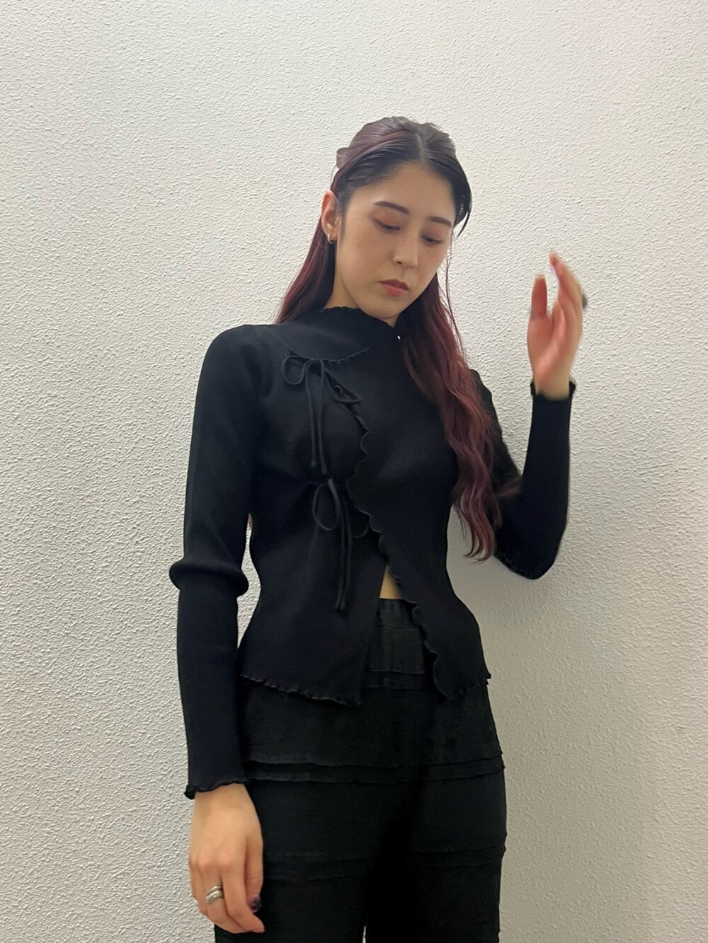 ブラック系のニット/セーター、ブラック系のスラックス、その他のパンプスを着用したレディースの秋コーディネートの2枚目の写真