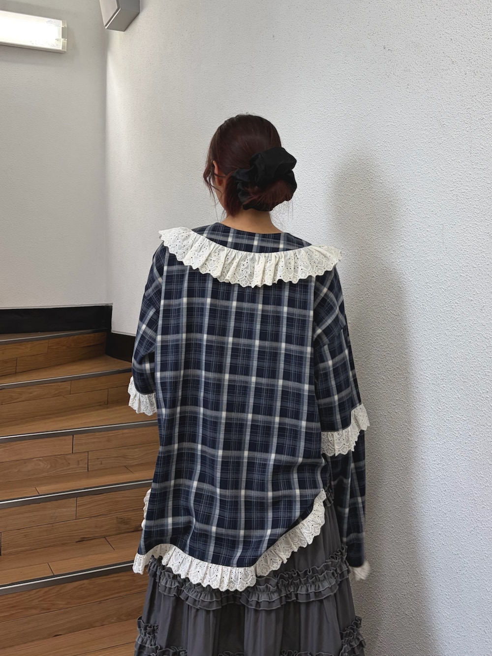 ブルー系のシャツ/ブラウス、グレー系のスカート、ブラック系のスニーカーを着用したレディースの夏コーディネートの4枚目の写真