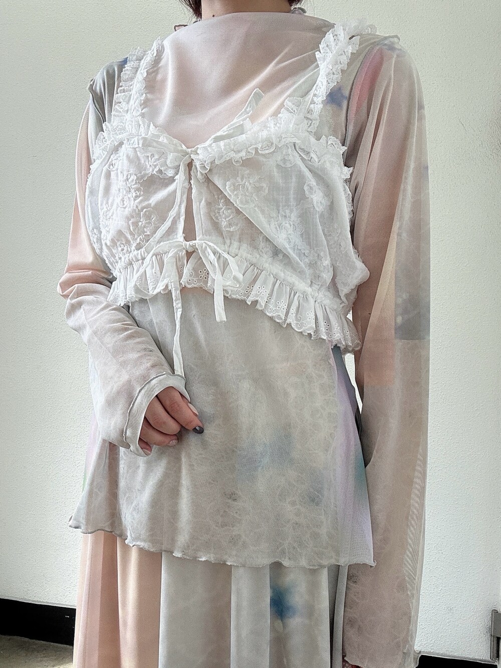 ピンク系のスカート、ホワイト系のシャツ/ブラウス、ピンク系のTシャツ/カットソーを着用したレディースの夏コーディネートの5枚目の写真