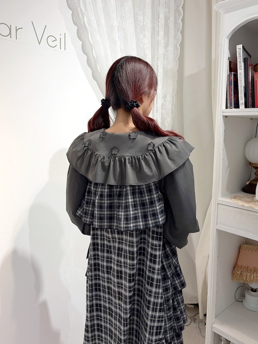 グレー系のシャツ/ブラウス、ブラック系のワンピース、ホワイト系のショルダーバッグを着用したレディースの夏コーディネートの5枚目の写真