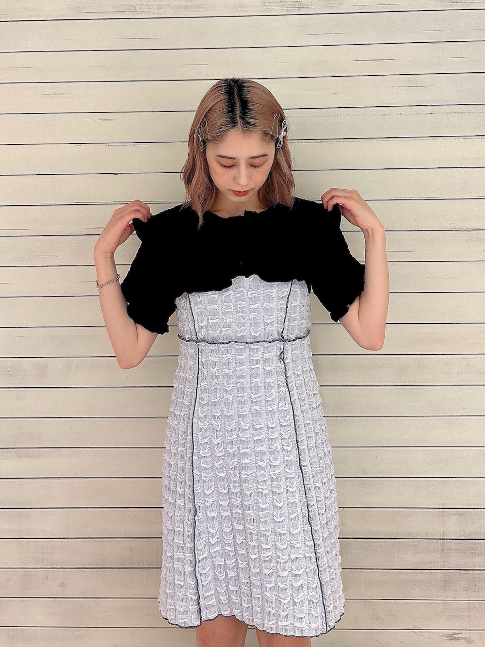 ブルー系のワンピース、ブラック系のシャツ/ブラウス、ブラック系のサンダルを着用したレディースの夏コーディネートの3枚目の写真