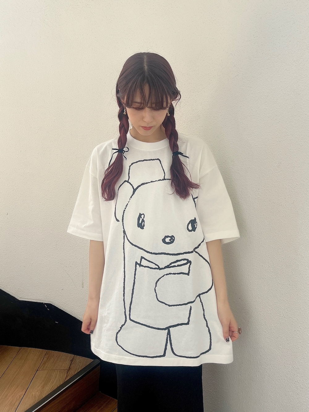 ホワイト系のサンダル、ホワイト系のTシャツ/カットソー、ブラック系のスカートを着用したレディースの春コーディネートの2枚目の写真
