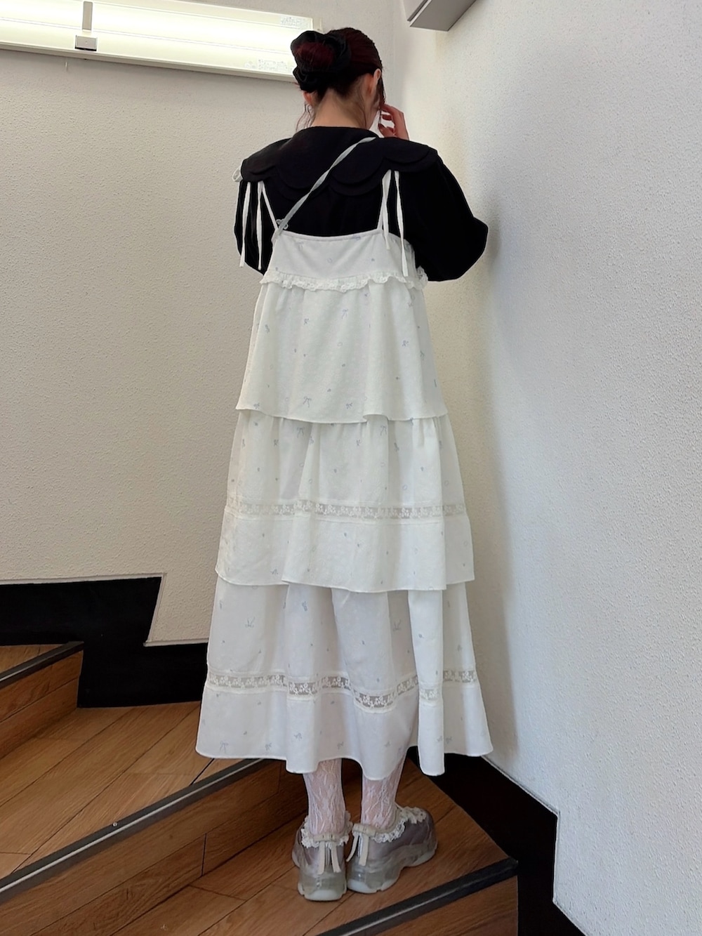 ブラック系のシャツ/ブラウス、グリーン系のハンドバッグ、ホワイト系のワンピースを着用したレディースの冬コーディネートの2枚目の写真