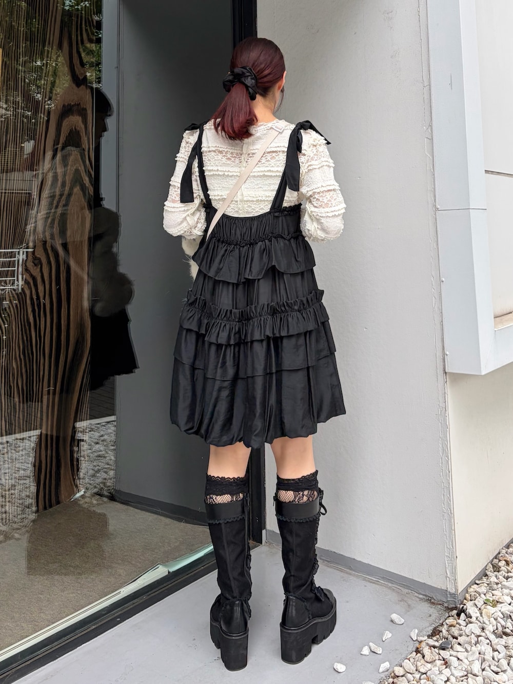ホワイト系のTシャツ/カットソー、ブラック系のワンピース、ホワイト系のショルダーバッグを着用したレディースの夏コーディネートの2枚目の写真
