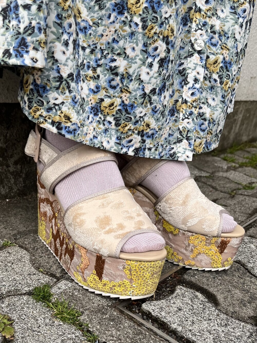 ブルー系のワンピース、ブラウン系のサンダル、グリーン系のその他トップスを着用したレディースの春コーディネートの4枚目の写真