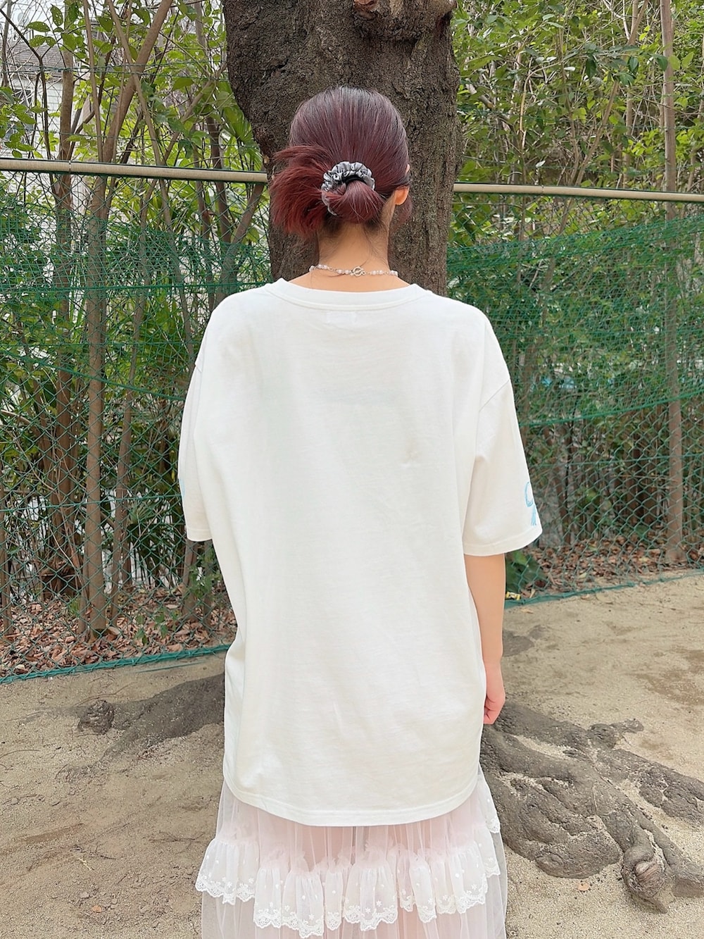 ピンク系のスカート、ピンク系のその他パンツ、ホワイト系のバレエシューズを着用したレディースの春コーディネートの4枚目の写真