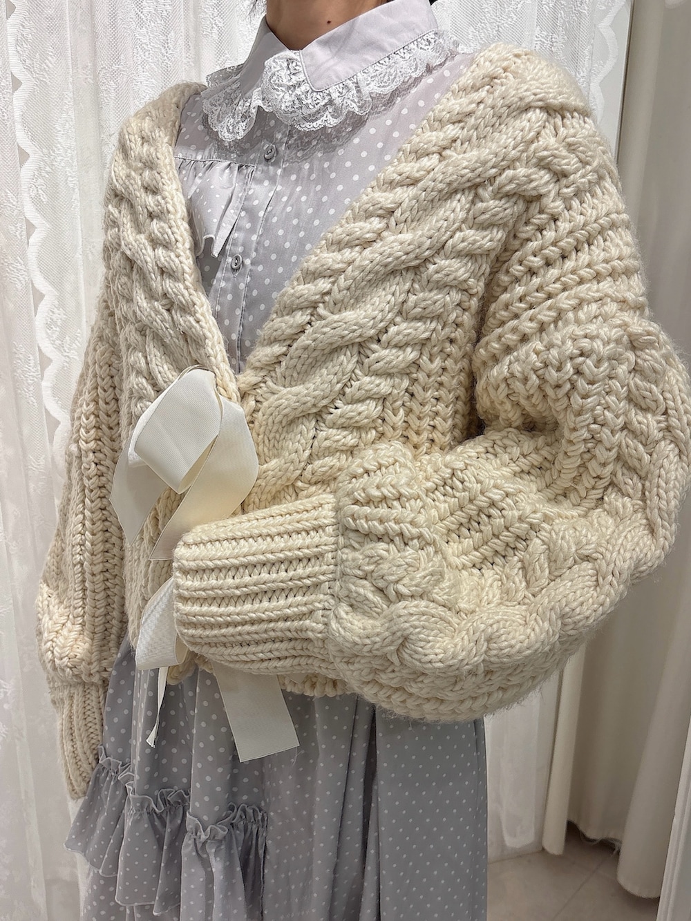 ホワイト系のカーディガン/ボレロ、グレー系のワンピース、ピンク系のスニーカーを着用したレディースの秋コーディネートの5枚目の写真