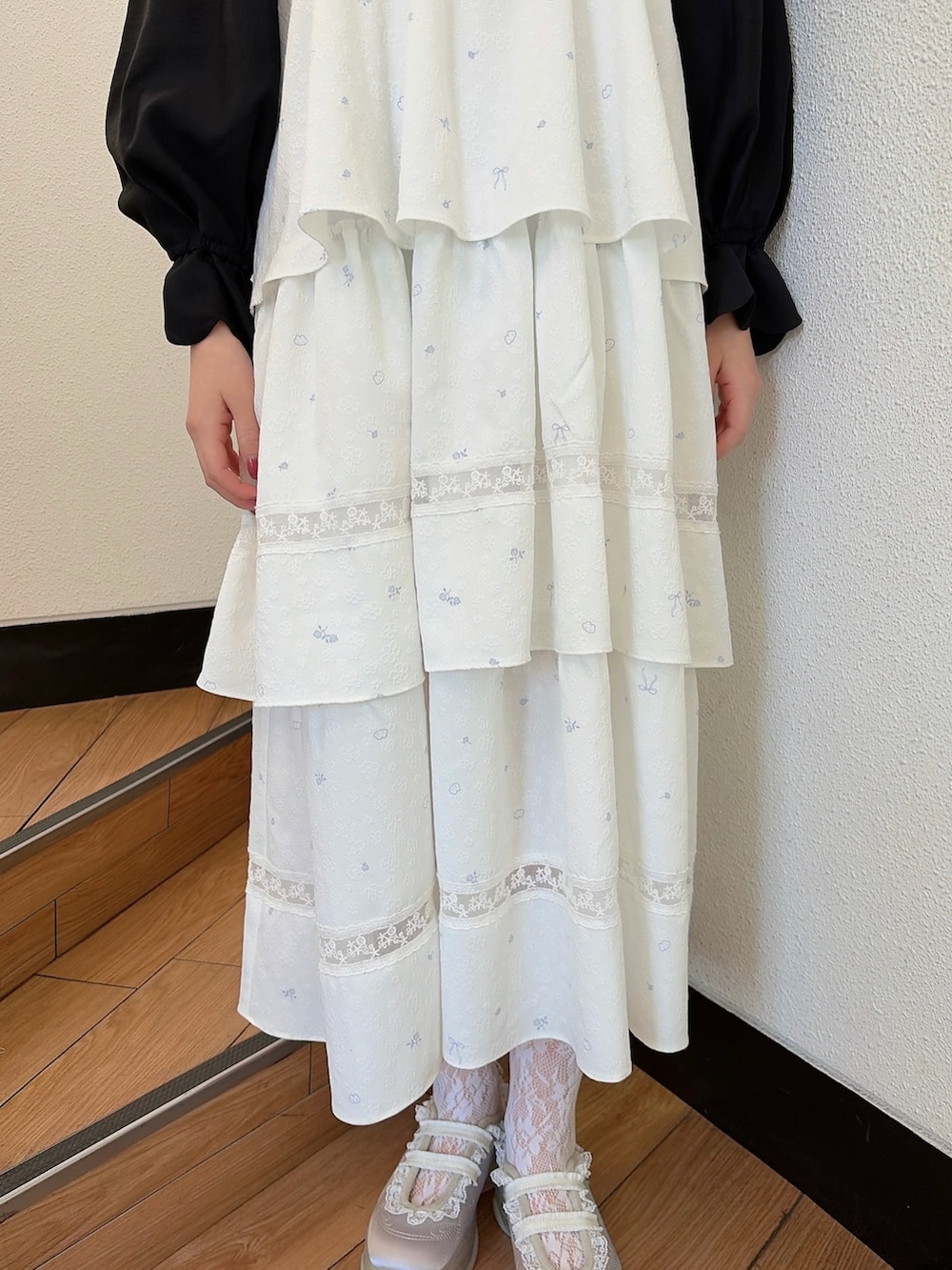 ブラック系のシャツ/ブラウス、グリーン系のハンドバッグ、ホワイト系のワンピースを着用したレディースの冬コーディネートの5枚目の写真