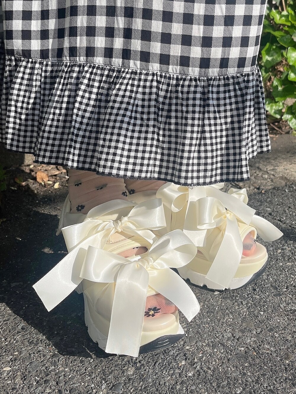 その他のワンピース、ホワイト系のサンダル、ホワイト系のニット/セーターを着用したレディースの春コーディネートの4枚目の写真