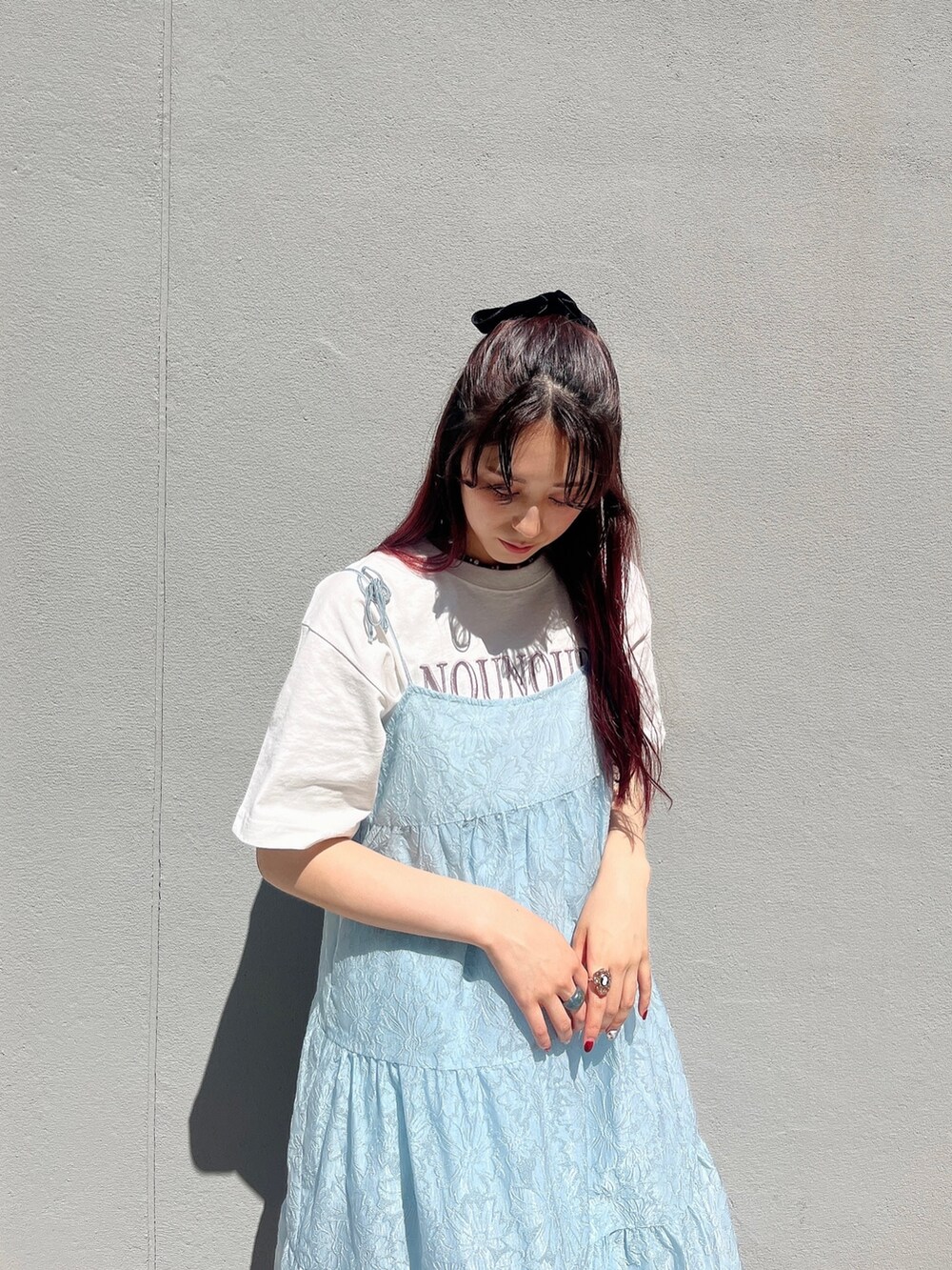 ホワイト系のパンプス、ブルー系のワンピース、ホワイト系のTシャツ/カットソーを着用したレディースの夏コーディネートの2枚目の写真