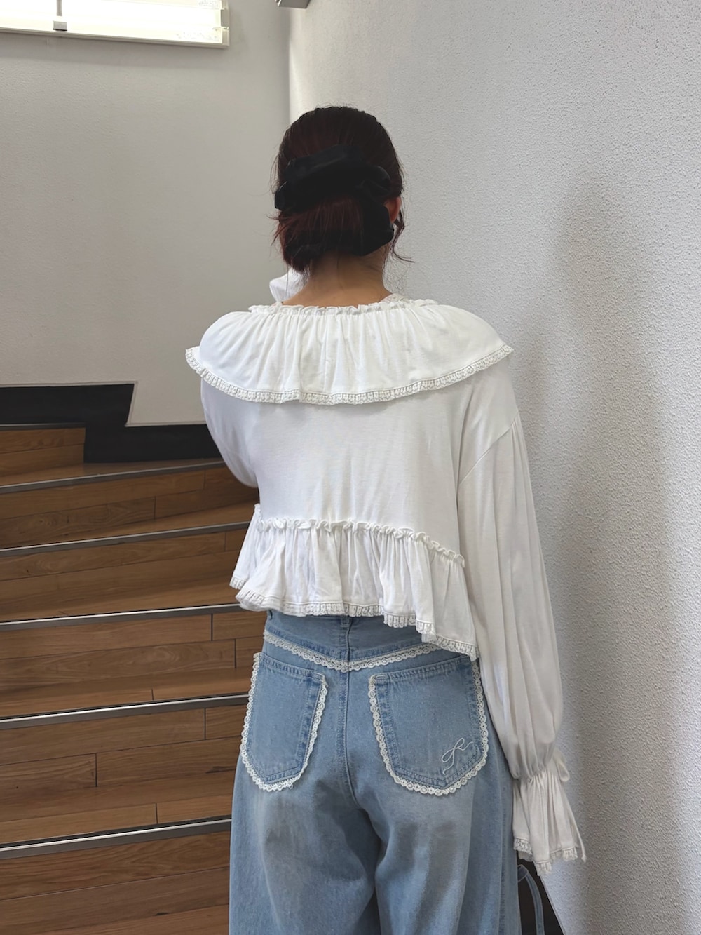 ブルー系のデニムパンツ、ピンク系のスニーカー、ピンク系のTシャツ/カットソーを着用したレディースの夏コーディネートの4枚目の写真