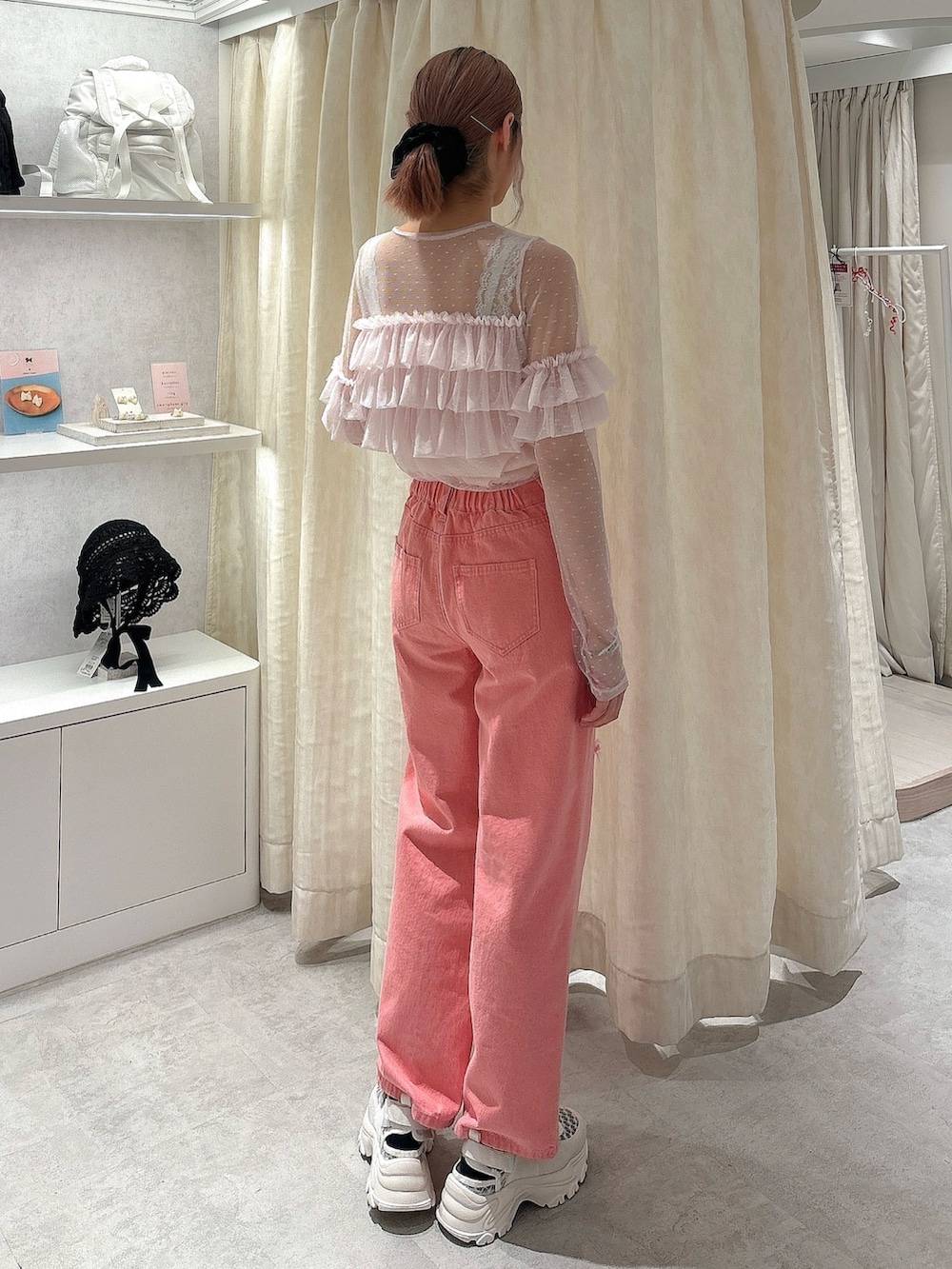 ピンク系のTシャツ/カットソー、ピンク系のデニムパンツ、ホワイト系のスニーカーを着用したレディースの夏コーディネートの2枚目の写真