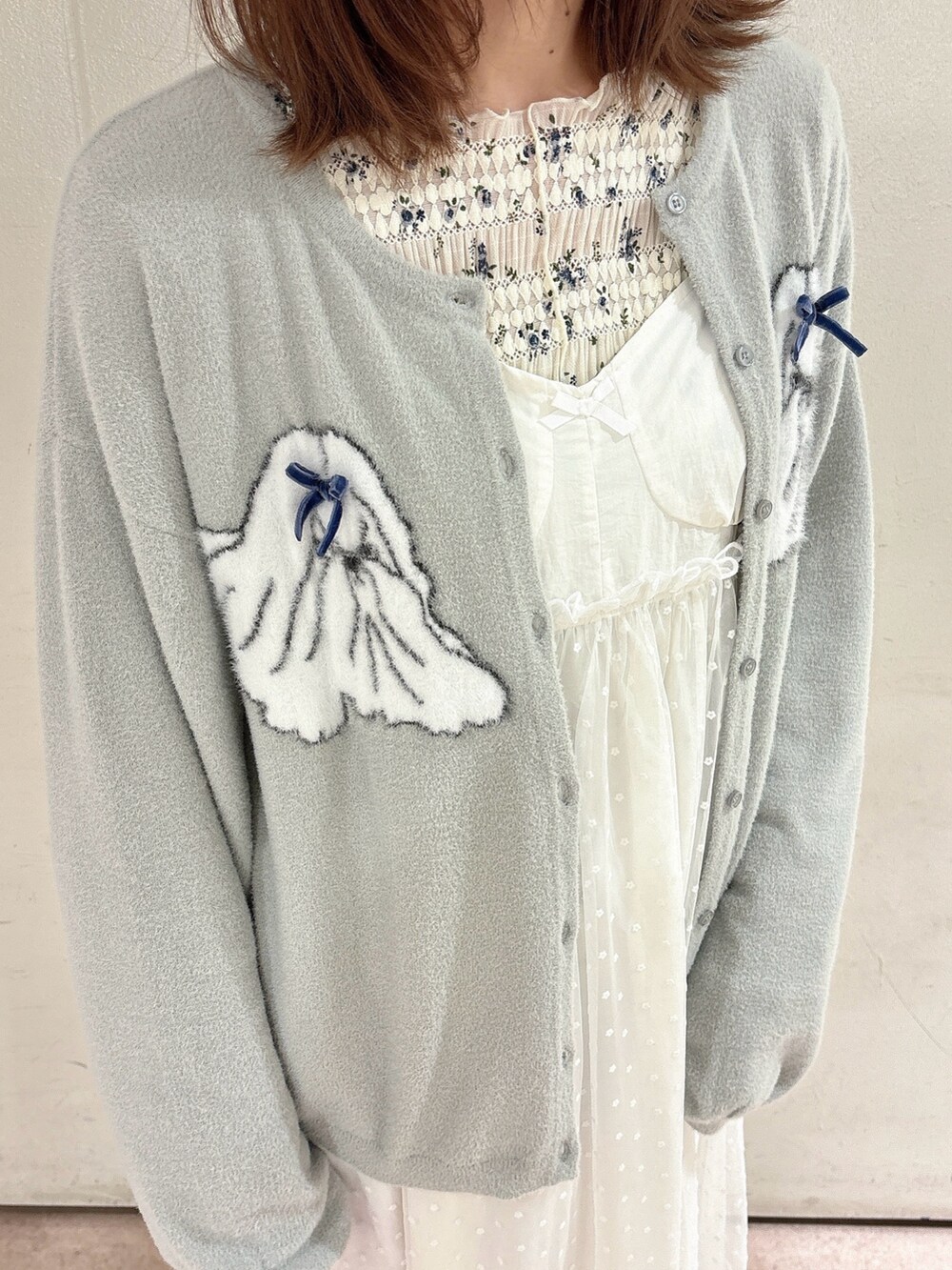 ホワイト系のワンピース、グレー系のカーディガン/ボレロ、ホワイト系のTシャツ/カットソーを着用したレディースの秋コーディネートの5枚目の写真