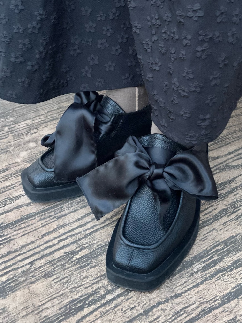 ブラック系のモカシン/デッキシューズ、ブラック系のスカート、ブラック系のパーカーを着用したレディースの冬コーディネートの3枚目の写真