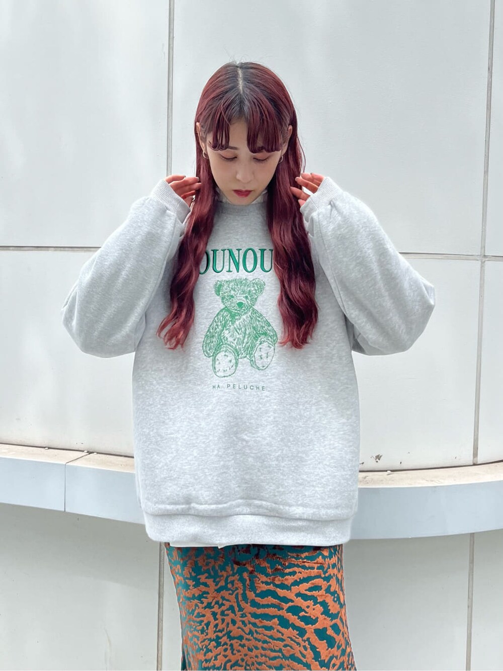 ベージュ系のブーツ、グレー系のTシャツ/カットソー、ホワイト系のシャツ/ブラウスを着用したレディースの夏コーディネートの2枚目の写真