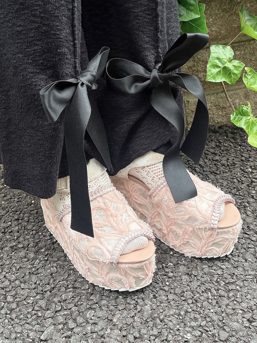 ブラック系のスウェットパンツ、ピンク系のサンダル、ピンク系のカーディガン/ボレロを着用したレディースの夏コーディネートの3枚目の写真