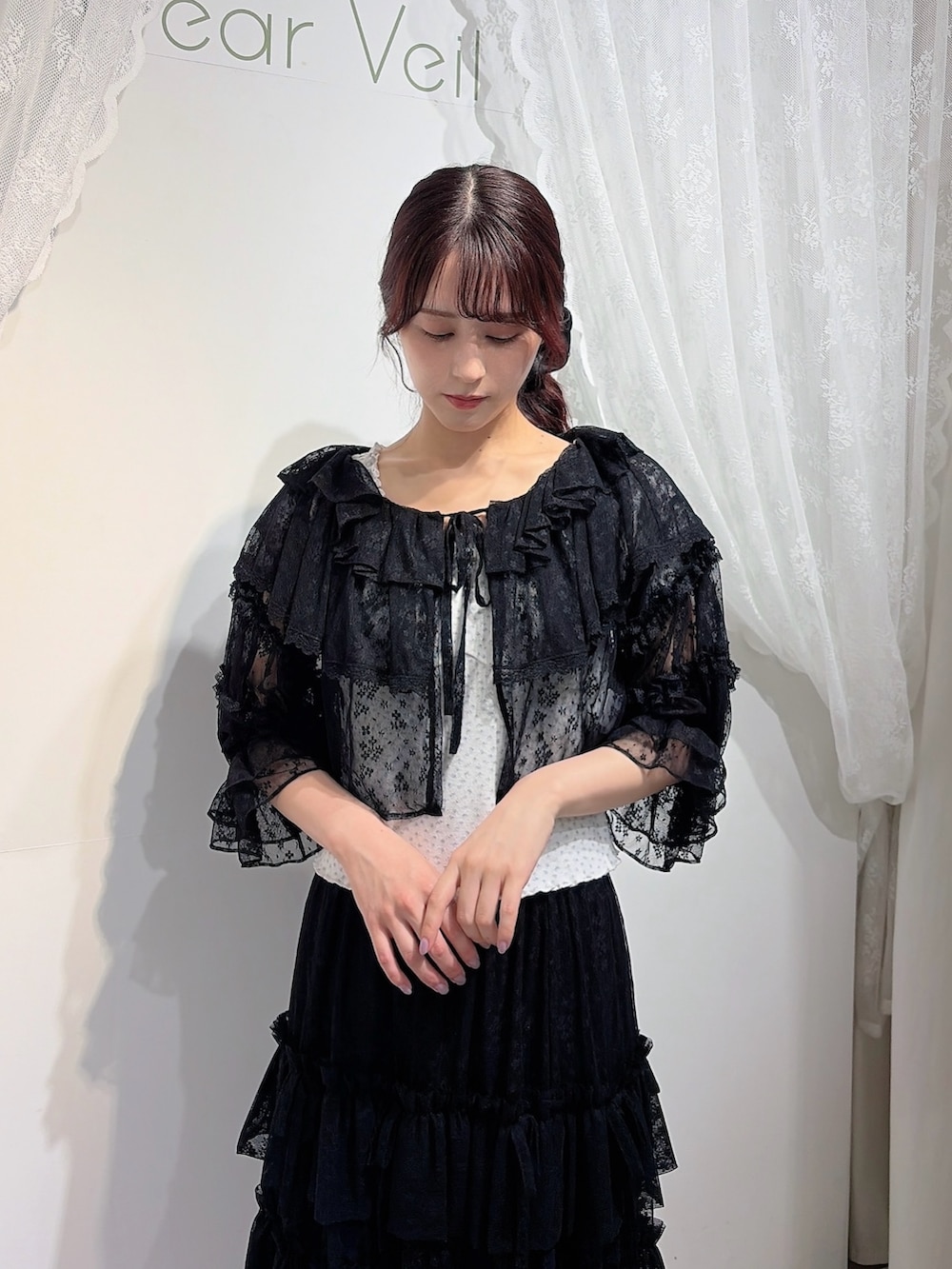 ブラック系のカーディガン/ボレロ、ホワイト系のTシャツ/カットソー、ブラック系のスカートを着用したレディースの春コーディネートの3枚目の写真