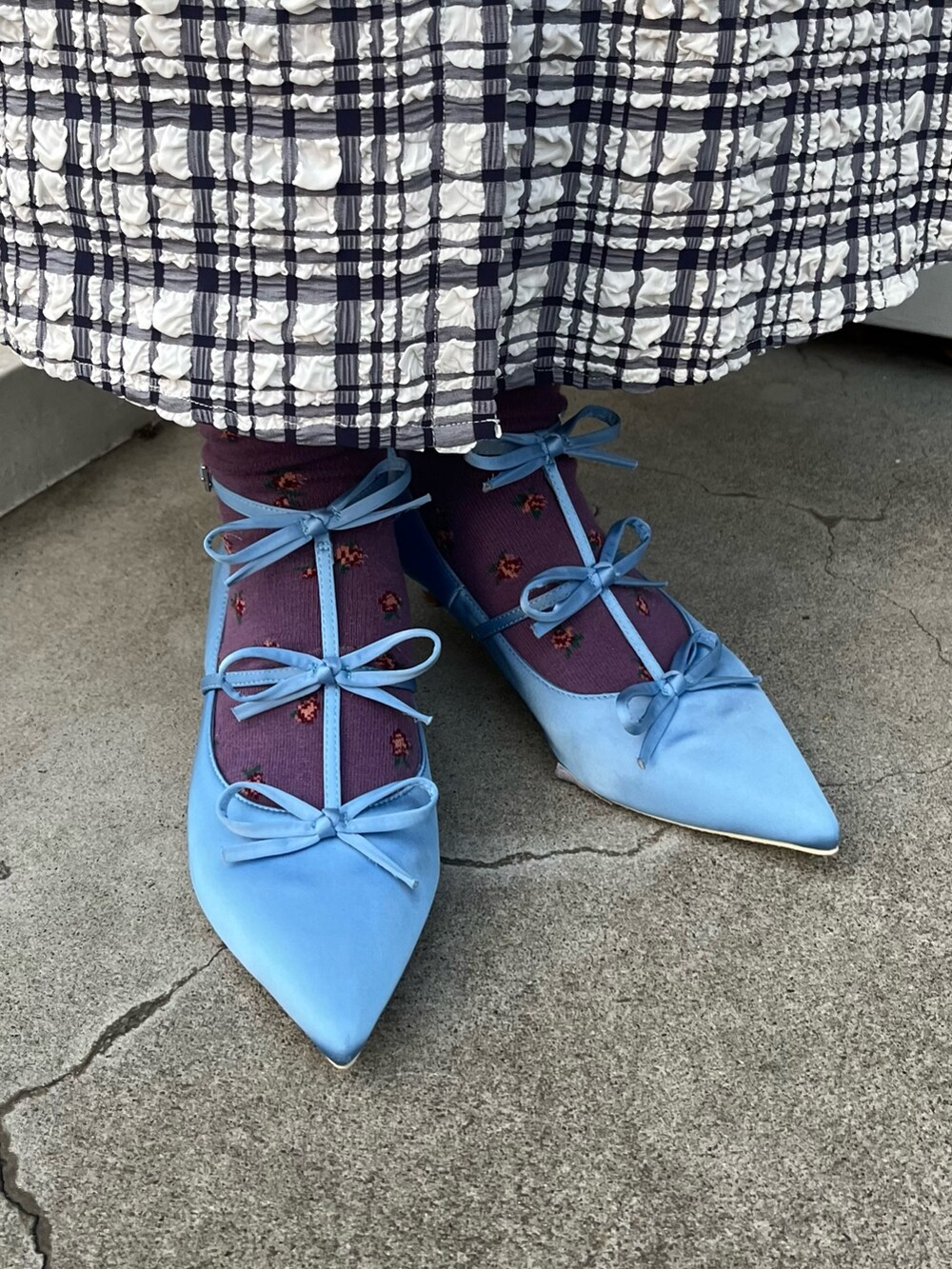 ブルー系のパンプス、ブルー系のワンピースを着用したレディースの冬コーディネートの3枚目の写真