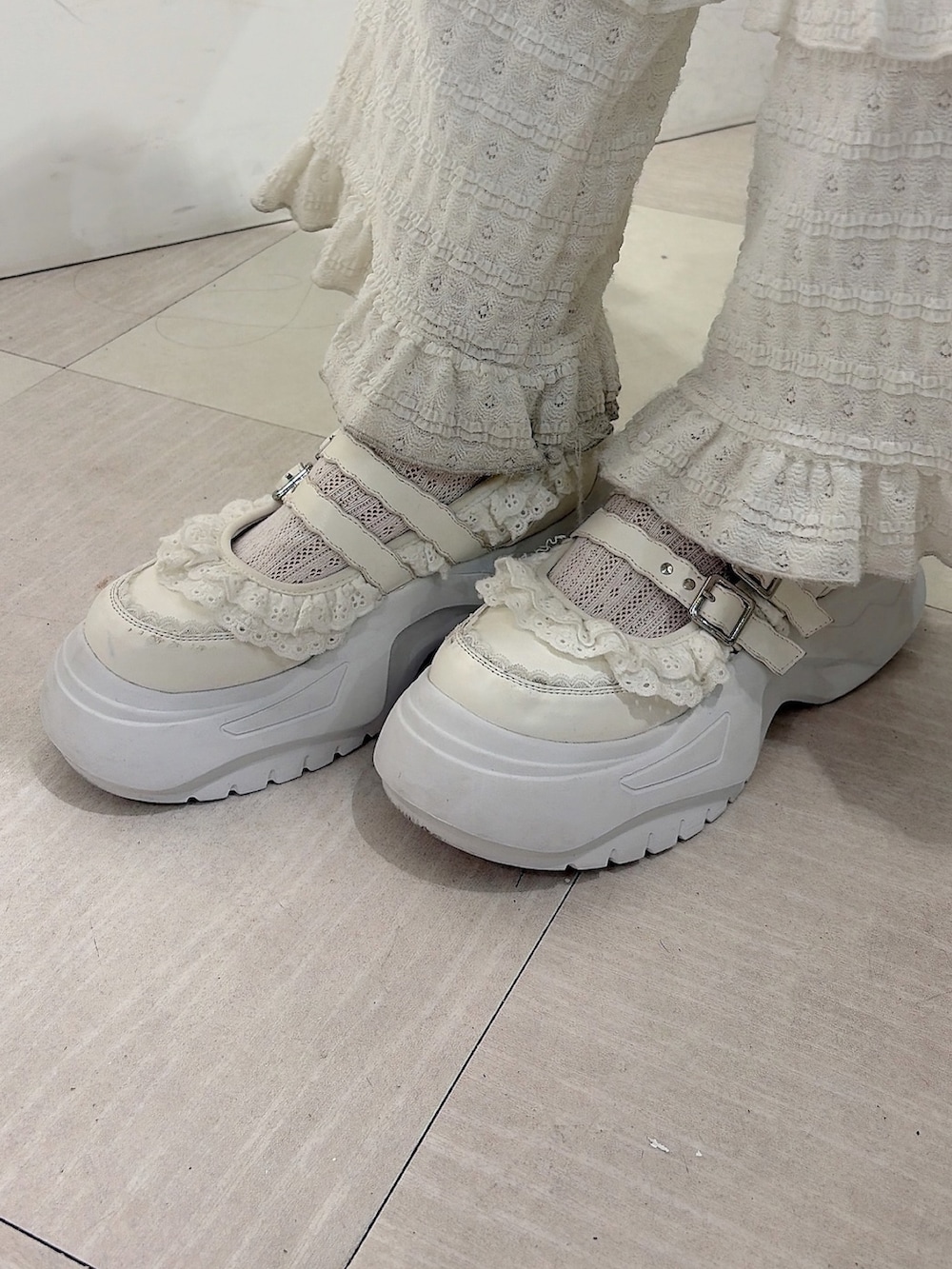 ブルー系のカーディガン/ボレロ、ホワイト系のショルダーバッグ、グレー系のスカートを着用したレディースの秋コーディネートの9枚目の写真