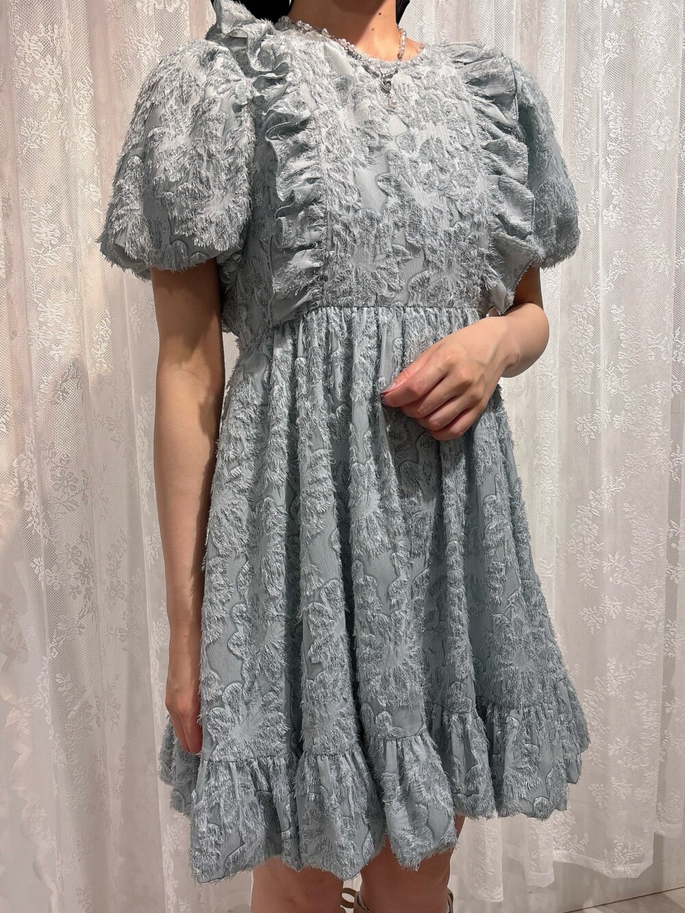 ブルー系のワンピース、ホワイト系のショルダーバッグ、ピンク系のブーツを着用したレディースの春コーディネートの5枚目の写真