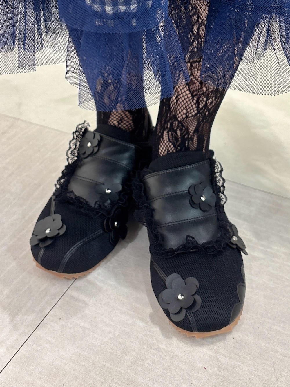 ブルー系のワンピース、ブラック系のスニーカー、ブラック系のシャツ/ブラウスを着用したレディースの冬コーディネートの6枚目の写真