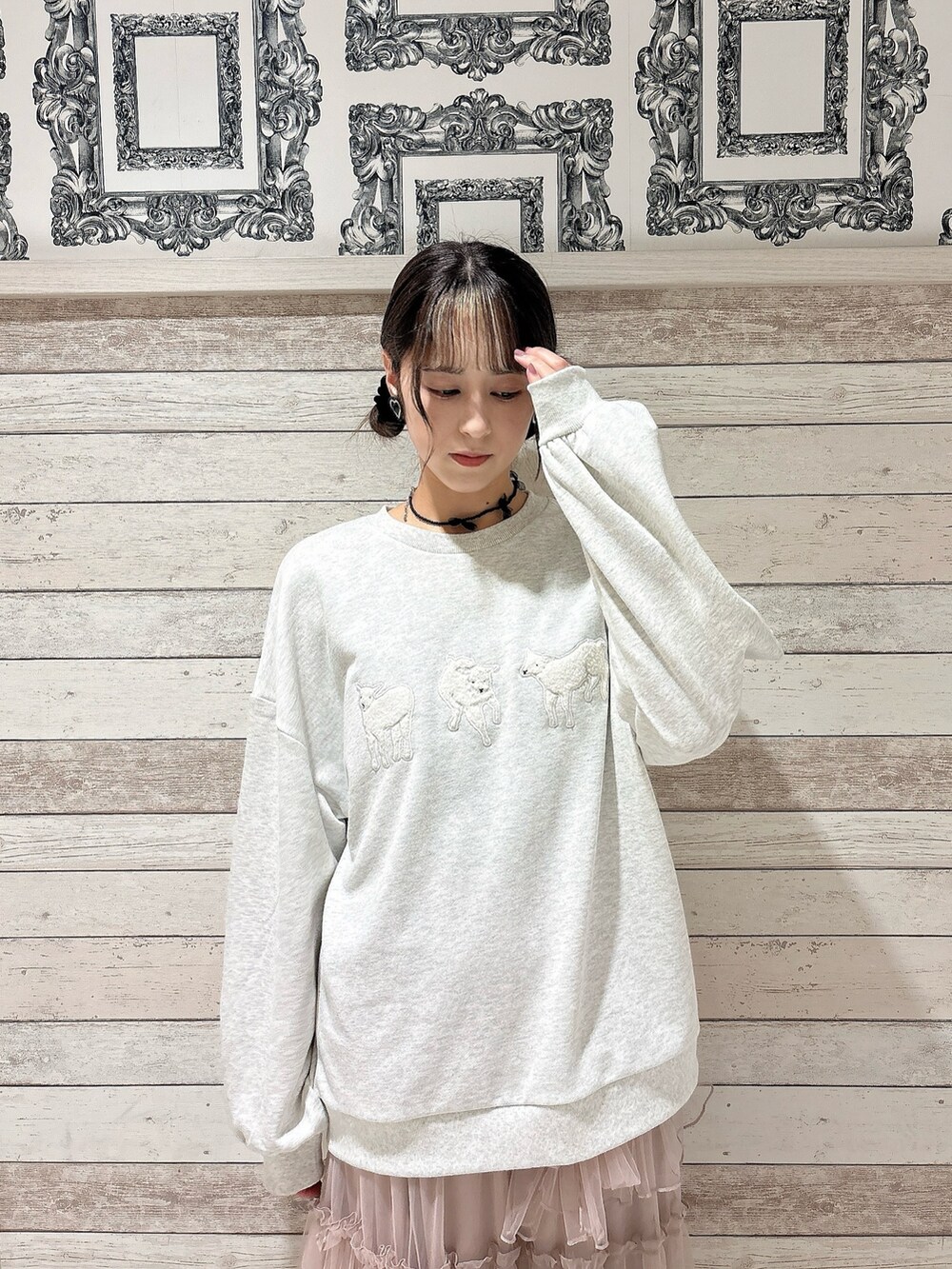 ピンク系のスカート、グレー系のスウェット、ホワイト系のスニーカーを着用したレディースの秋コーディネートの3枚目の写真