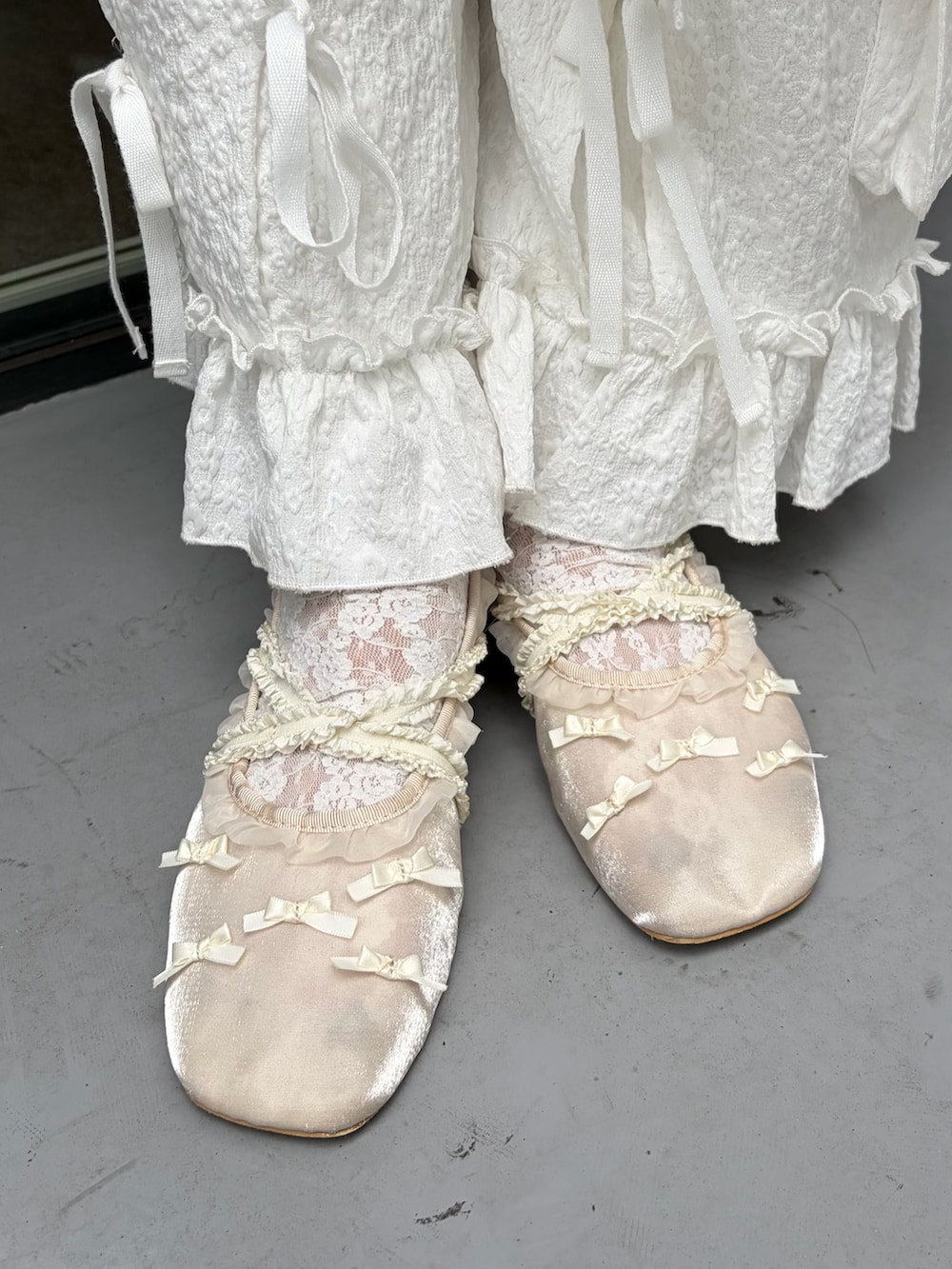 ホワイト系のシャツ/ブラウス、パープル系のワンピース、ホワイト系のカーゴパンツを着用したレディースの夏コーディネートの7枚目の写真