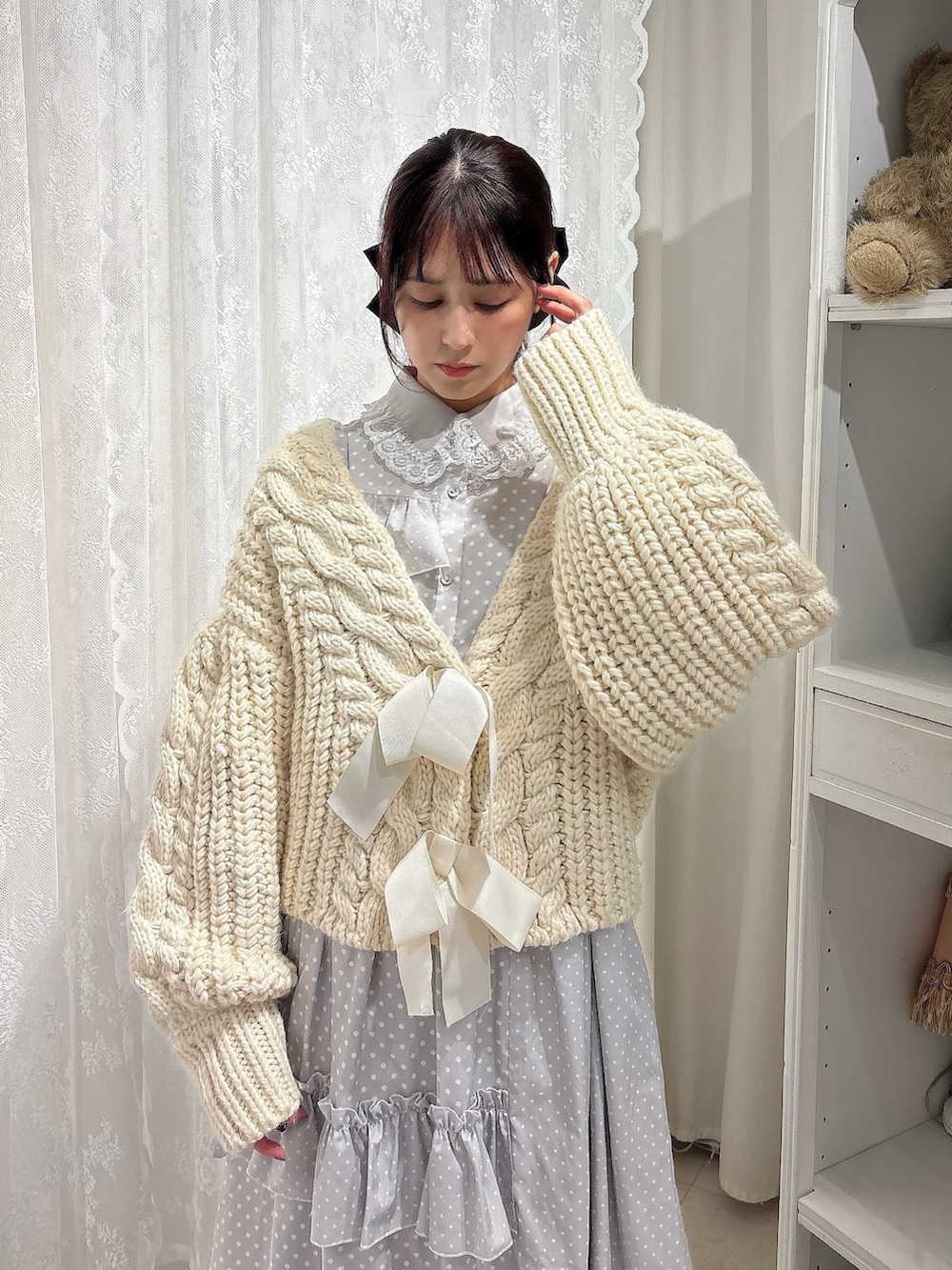 ホワイト系のカーディガン/ボレロ、グレー系のワンピース、ピンク系のスニーカーを着用したレディースの秋コーディネートの3枚目の写真