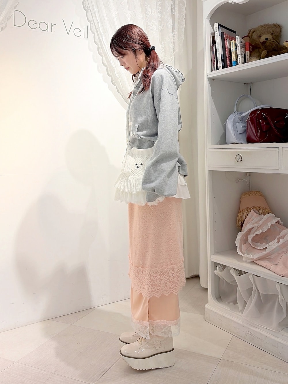 グレー系のパーカー、ホワイト系のショルダーバッグ、ホワイト系のTシャツ/カットソーを着用したレディースの秋コーディネートの2枚目の写真