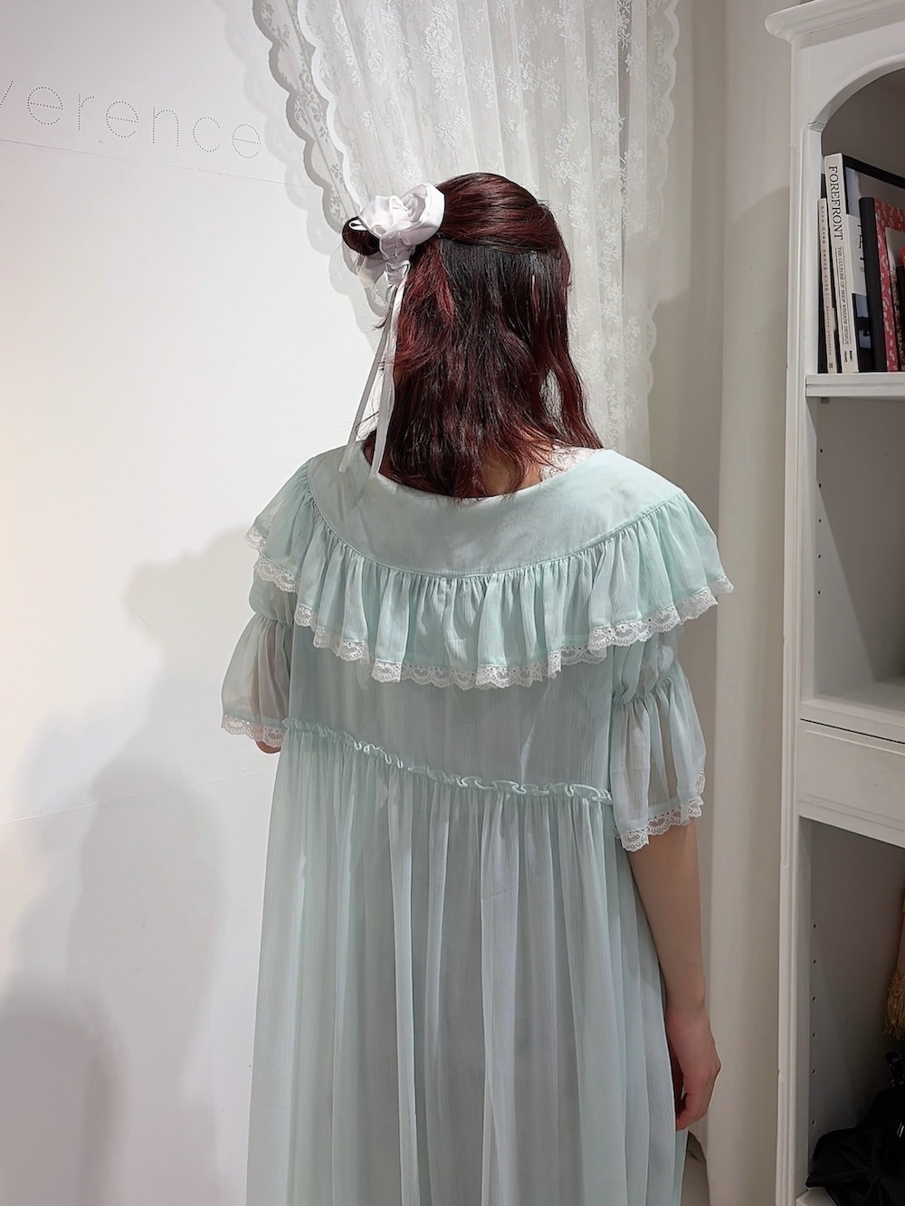 グリーン系のワンピース、ホワイト系のキャミソール、その他のカーゴパンツを着用したレディースの春コーディネートの4枚目の写真