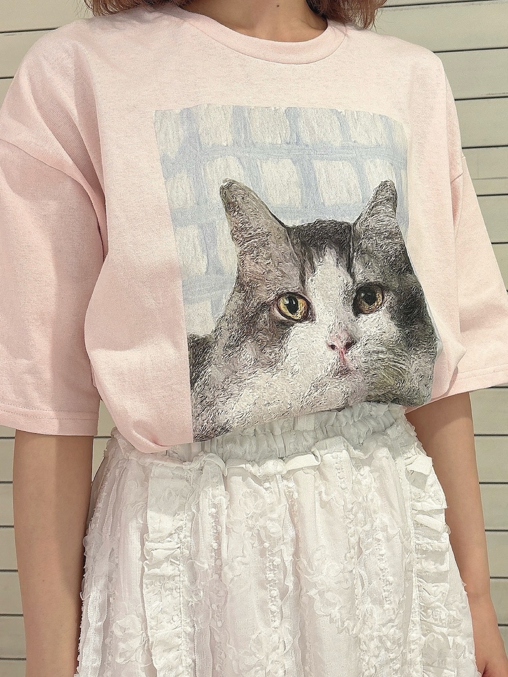 ホワイト系のスカート、ピンク系のTシャツ/カットソー、ブラック系のサンダルを着用したレディースの夏コーディネートの6枚目の写真