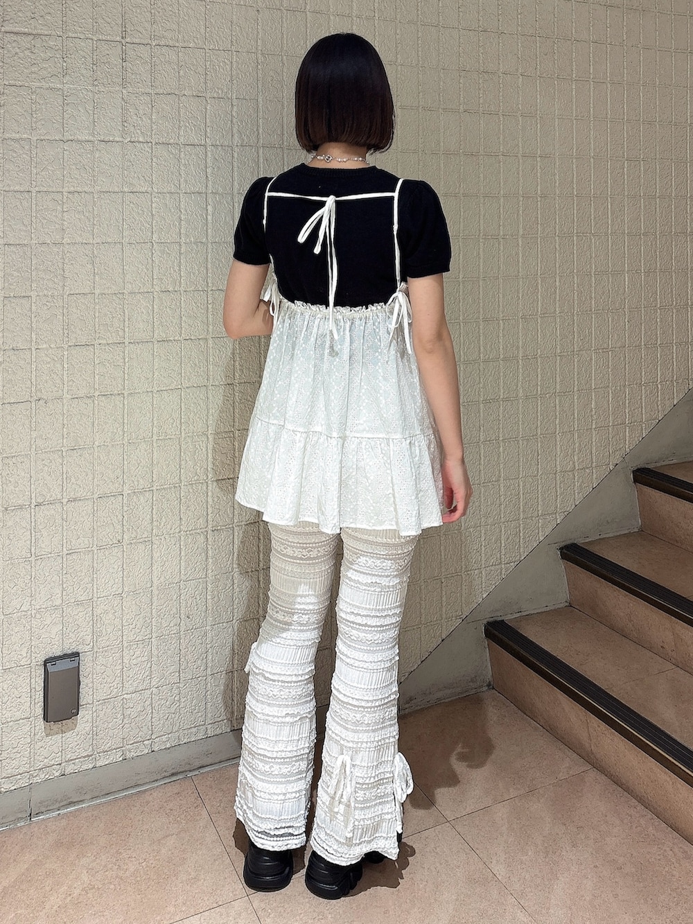 ホワイト系のキャミソール、ホワイト系のその他パンツ、ブラック系のスニーカーを着用したレディースの春コーディネートの2枚目の写真