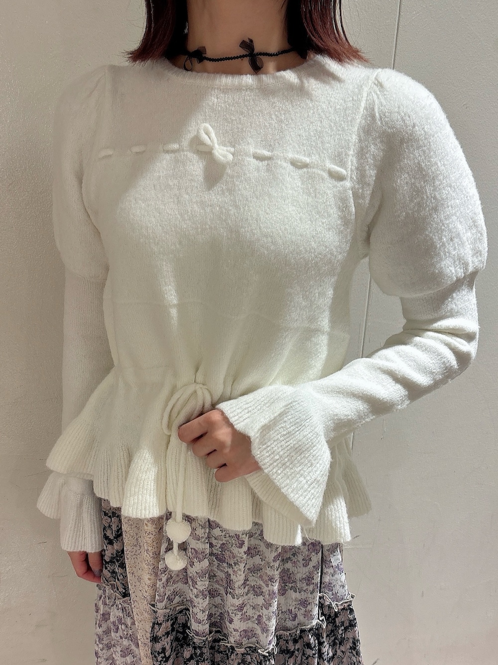 ホワイト系のニット/セーター、ブラック系のスカート、ブラック系のスウェットパンツを着用したレディースの秋コーディネートの5枚目の写真