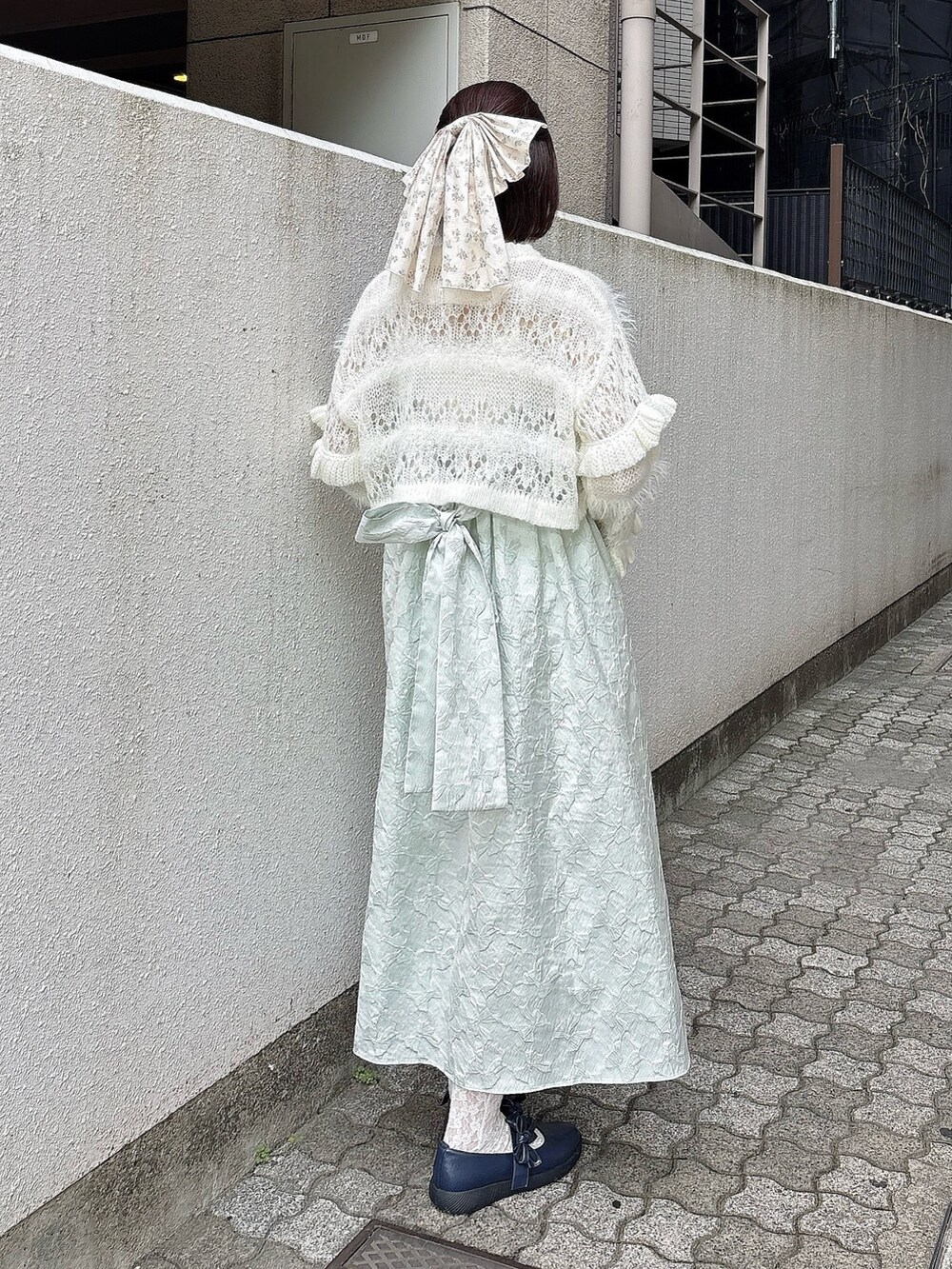 ホワイト系のカーディガン/ボレロ、ブルー系のワンピース、ブルー系のパンプスを着用したレディースの夏コーディネートの2枚目の写真