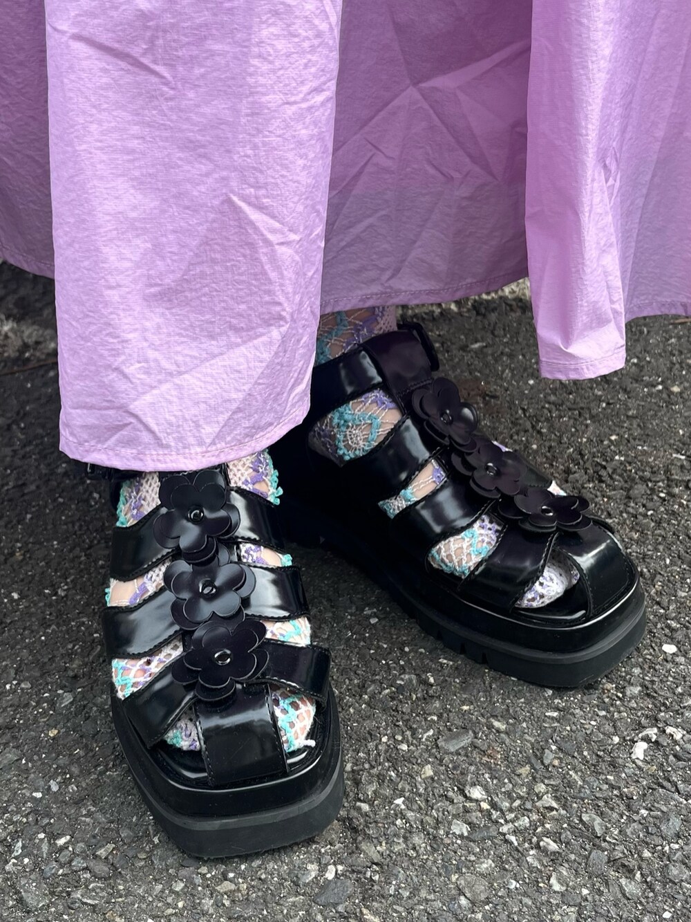 ブラック系のシャツ/ブラウス、ピンク系のスカート、ブラック系のサンダルを着用したレディースの春コーディネートの4枚目の写真