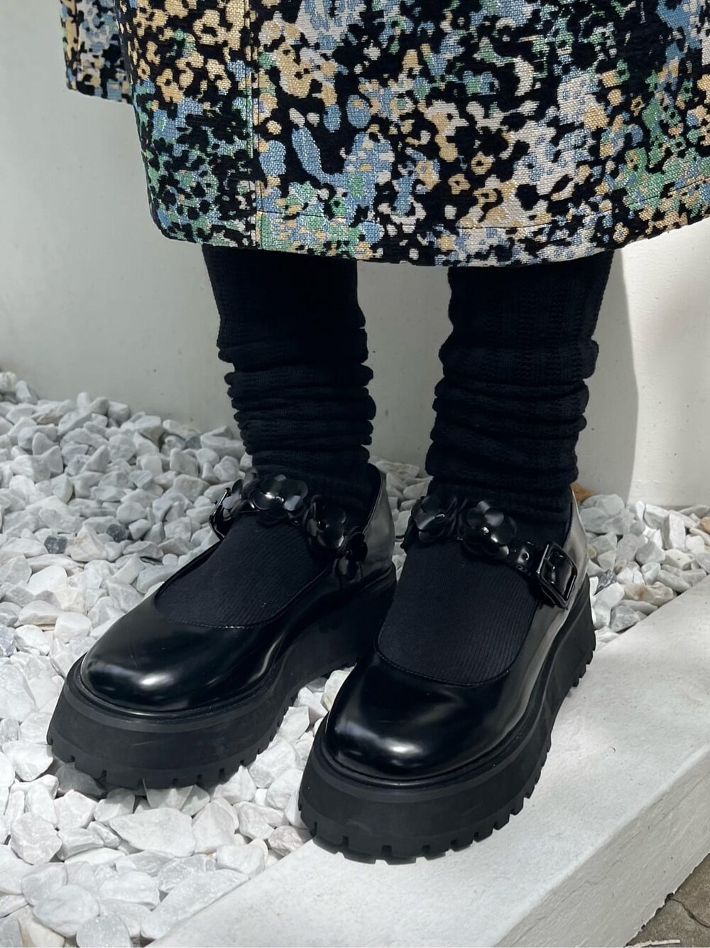 ホワイト系のTシャツ/カットソー、ブラック系のローファー、ホワイト系のボストンバッグを着用したレディースの夏コーディネートの4枚目の写真