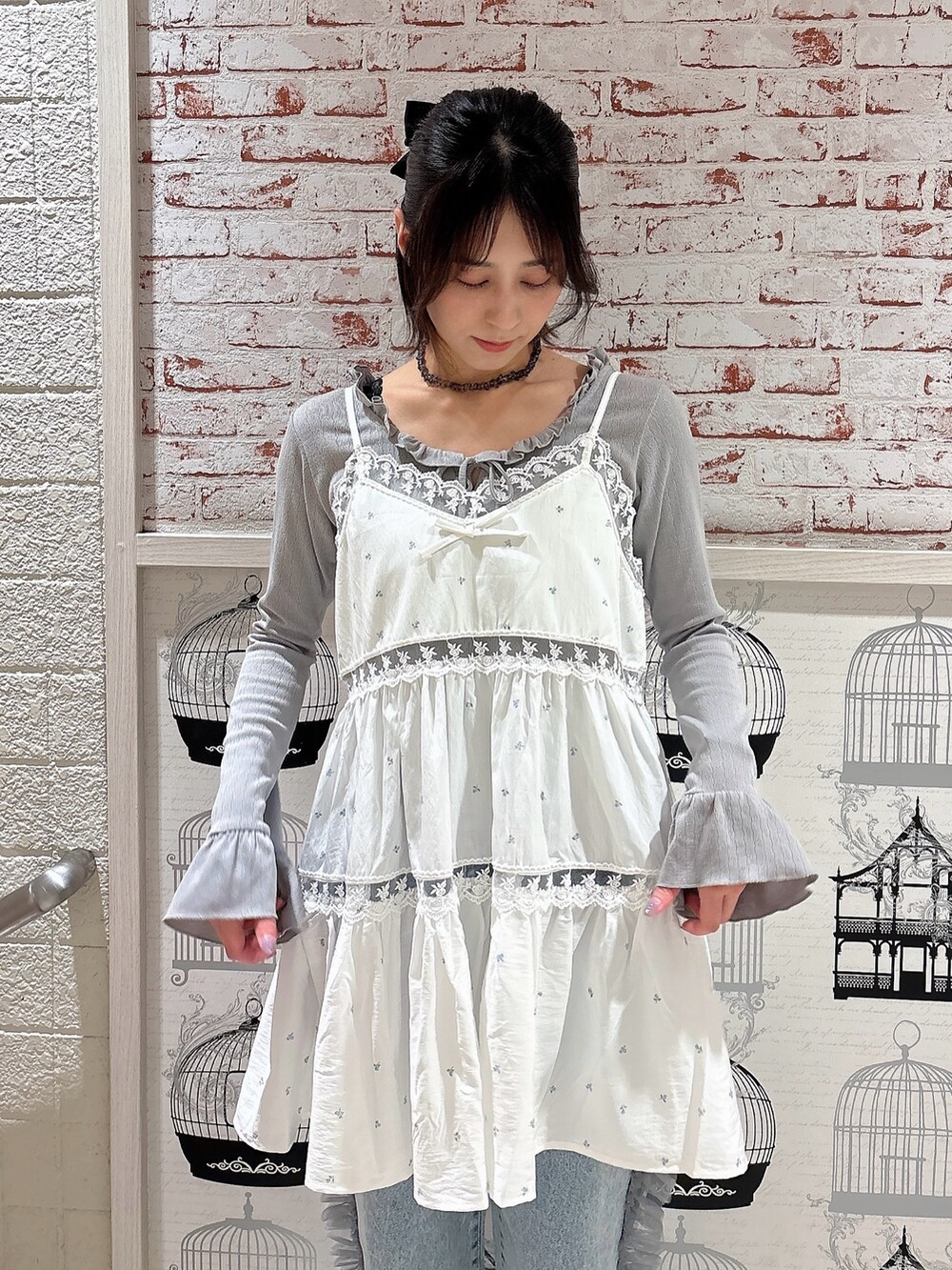 ブルー系のTシャツ/カットソー、ブルー系のキャミソール、ブルー系のデニムパンツを着用したレディースの冬コーディネートの3枚目の写真