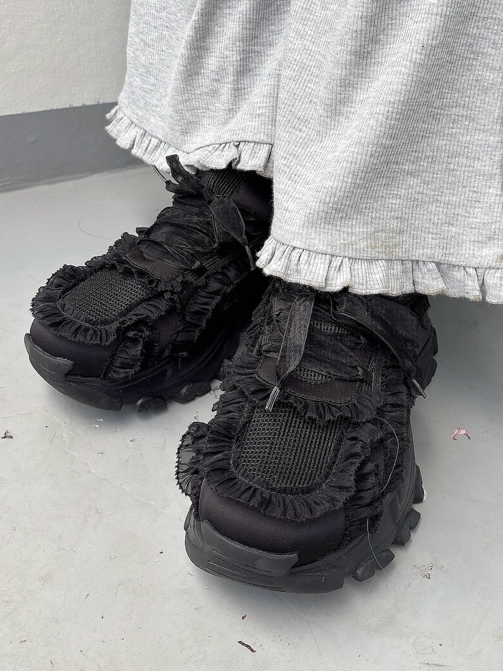 グレー系のスウェットパンツ、ブラック系のスニーカー、ブラック系のワンピースを着用したレディースの春コーディネートの8枚目の写真