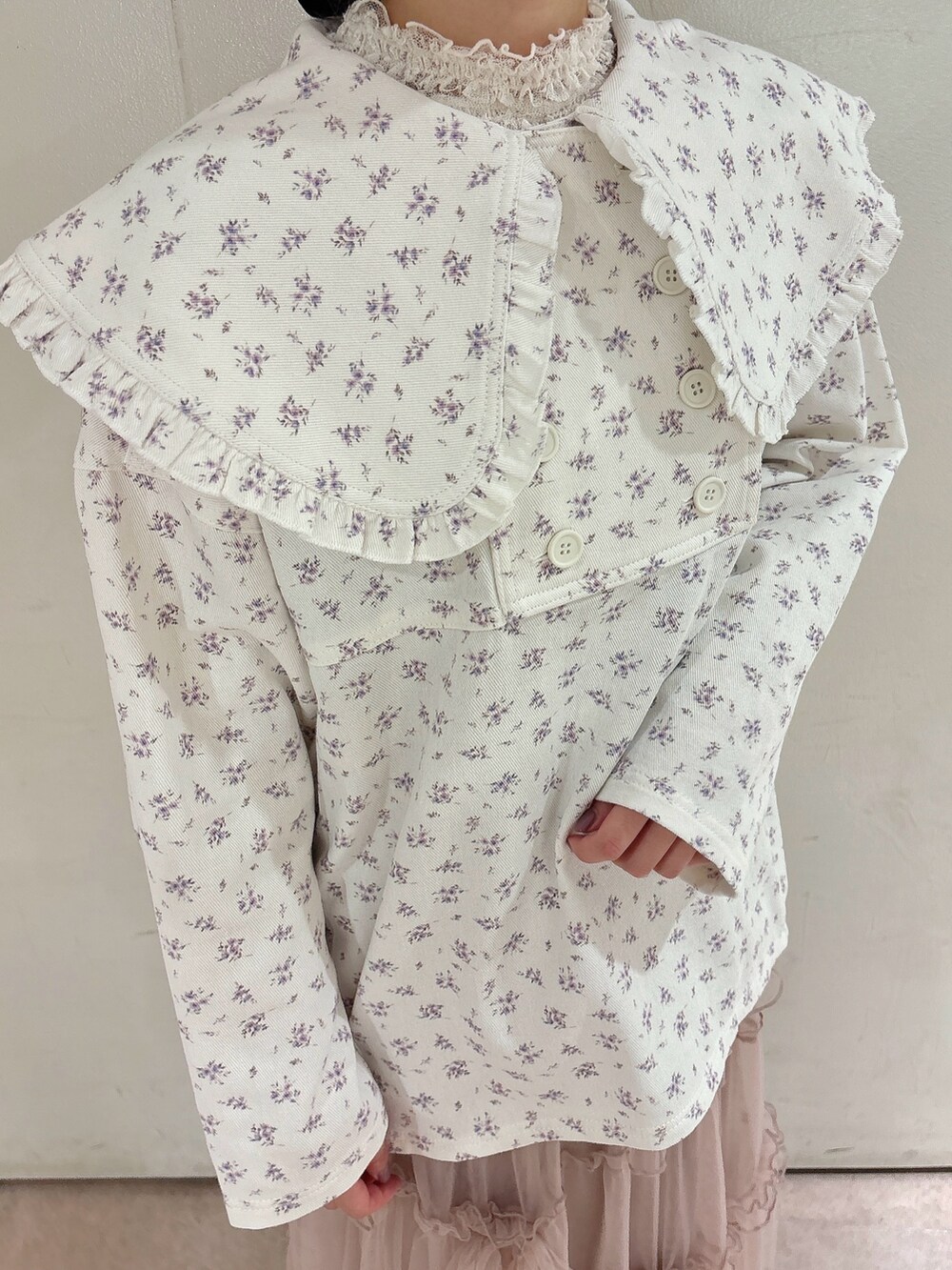 ホワイト系のデニムジャケット、ピンク系のスカート、ホワイト系のローファーを着用したレディースの秋コーディネートの5枚目の写真