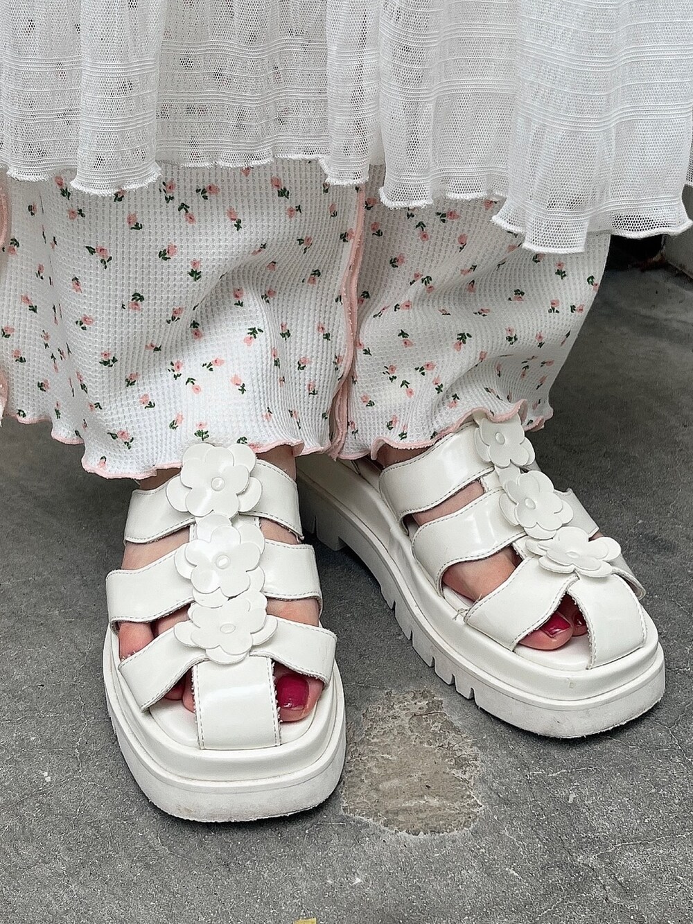 ピンク系のその他パンツ、ホワイト系のワンピース、ホワイト系のTシャツ/カットソーを着用したレディースの夏コーディネートの3枚目の写真