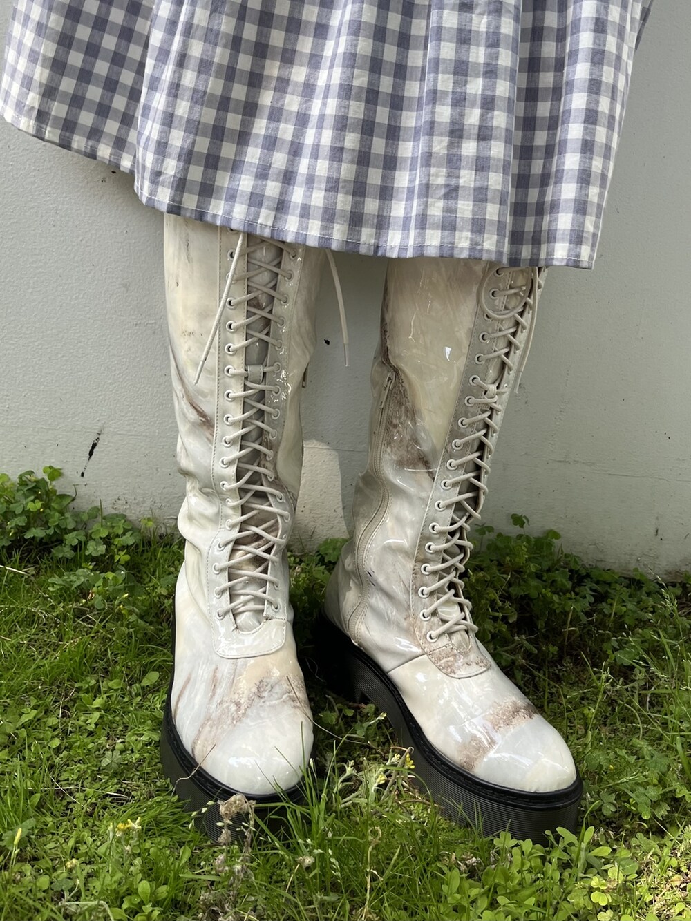 ホワイト系のドレスシューズ、パープル系のワンピースを着用したレディースの夏コーディネートの3枚目の写真