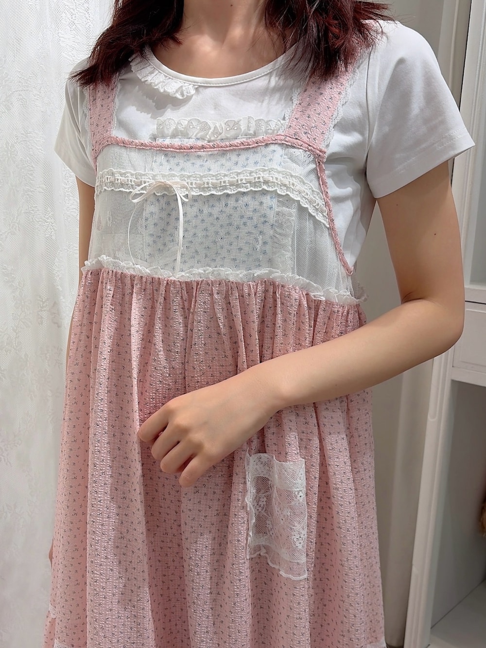 ピンク系のワンピース、ホワイト系のTシャツ/カットソー、ホワイト系のその他パンツを着用したレディースの春コーディネートの5枚目の写真