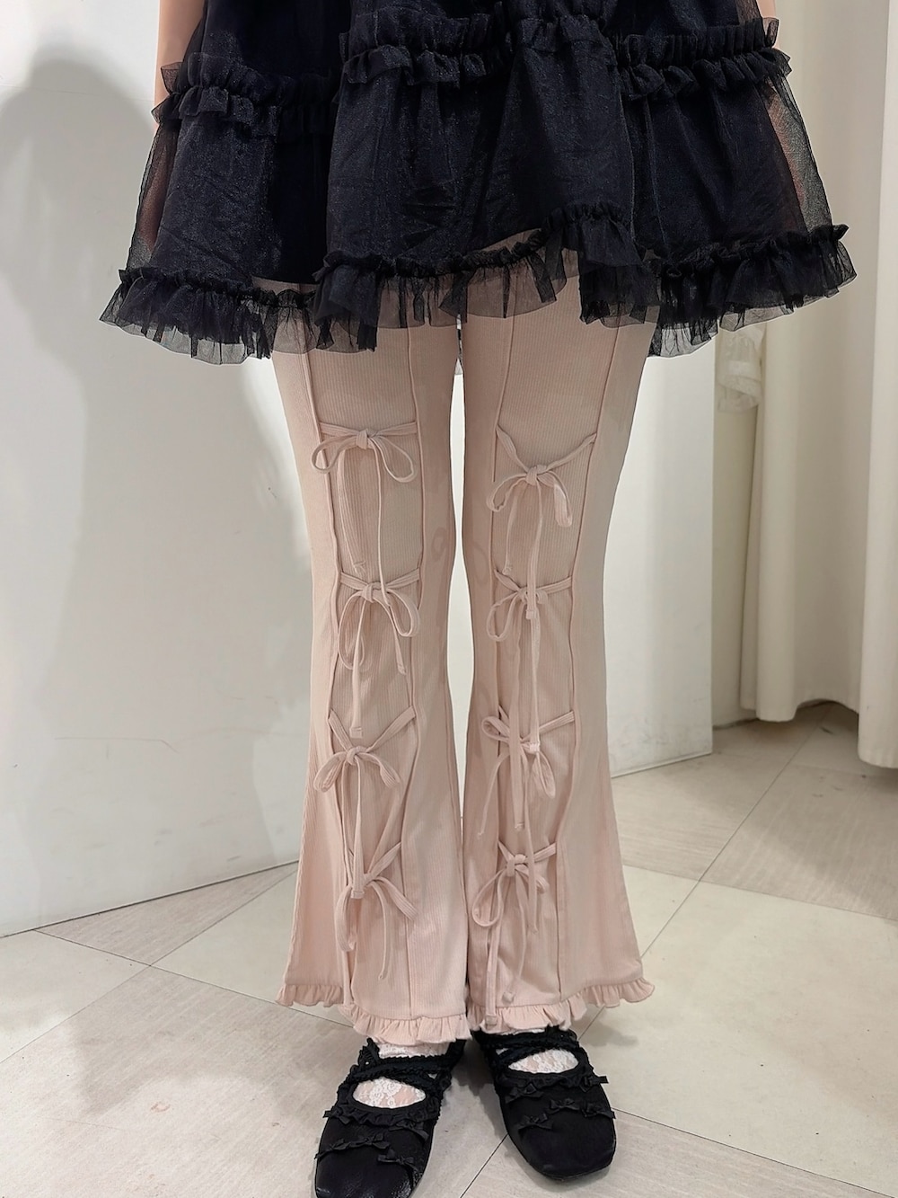 ブラック系のワンピース、ピンク系のその他パンツ、ブラック系のバレエシューズを着用したレディースの春コーディネートの6枚目の写真
