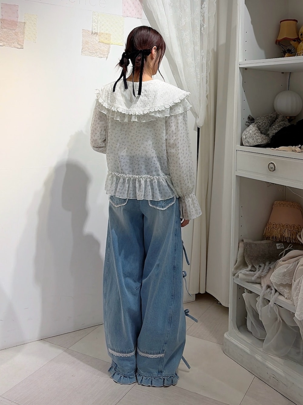 ホワイト系のシャツ/ブラウス、ブルー系のカーディガン/ボレロ、ブルー系のデニムパンツを着用したレディースの冬コーディネートの2枚目の写真