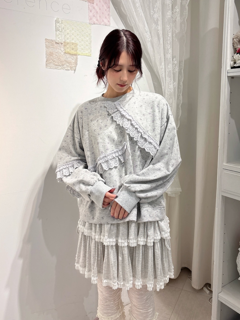 グレー系のスウェット、グレー系のスカート、ホワイト系のその他パンツを着用したレディースの秋コーディネートの3枚目の写真